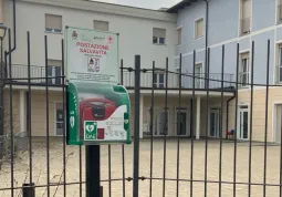 Uno dei DAE di Busca, posizionato all’esterno e sempre disponibile.